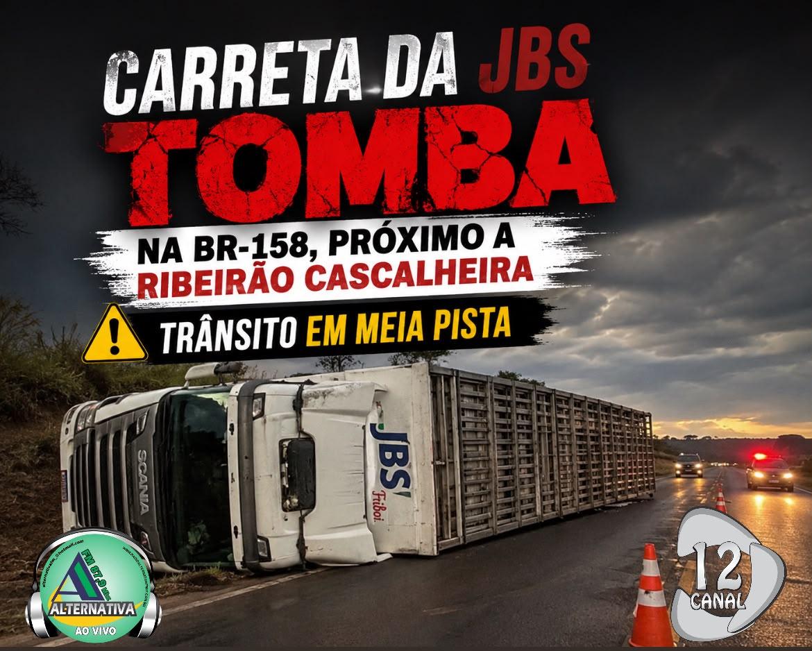 Carreta da JBS tomba na BR-158, próximo a Ribeirão Cascalheira; trânsito opera em meia pista