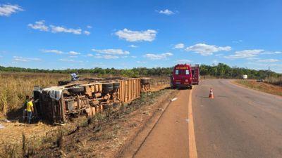 Grave acidente com carreta carregada de gado termina com animais mortos e duas pessoas feridas em Confresa (MT)