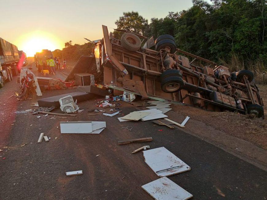 Três veículos se envolvem em acidente na MT-326; mulher é socorrida pelos bombeiros em Canarana (MT)