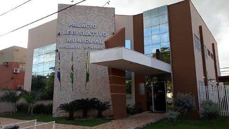 Ação popular pede suspensão de lei que cria um assessor para cada vereador em Canarana