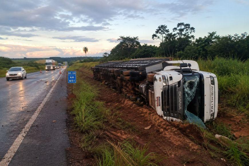 Ultrapassagem termina em tombamento de carreta na BR-158, em Alto Boa Vista (MT)