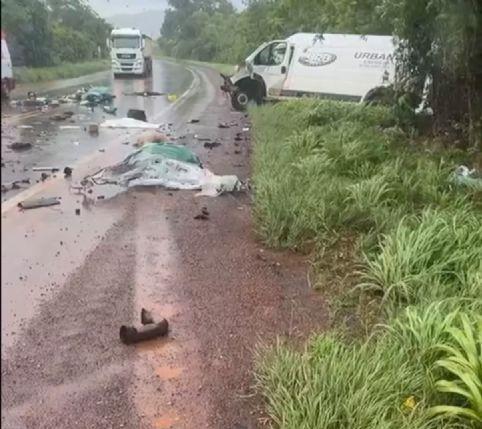 GRAVE ACIDENTE: Van invade contramão e bate de frente com carreta na BR-158; motorista fica ferido em Confresa (mt)